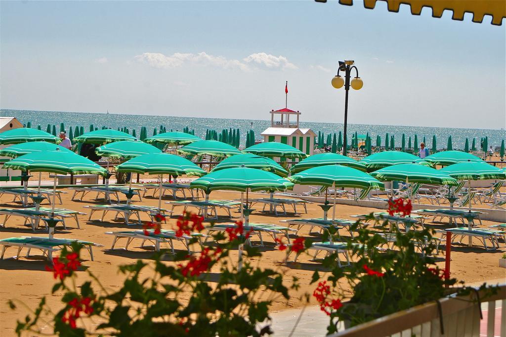 Hotel Janeiro Frontemare Lido di Jesolo Exterior photo